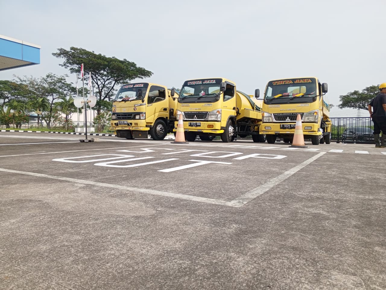 Tim profesional sedot WC Tirta Jaya sedang bekerja