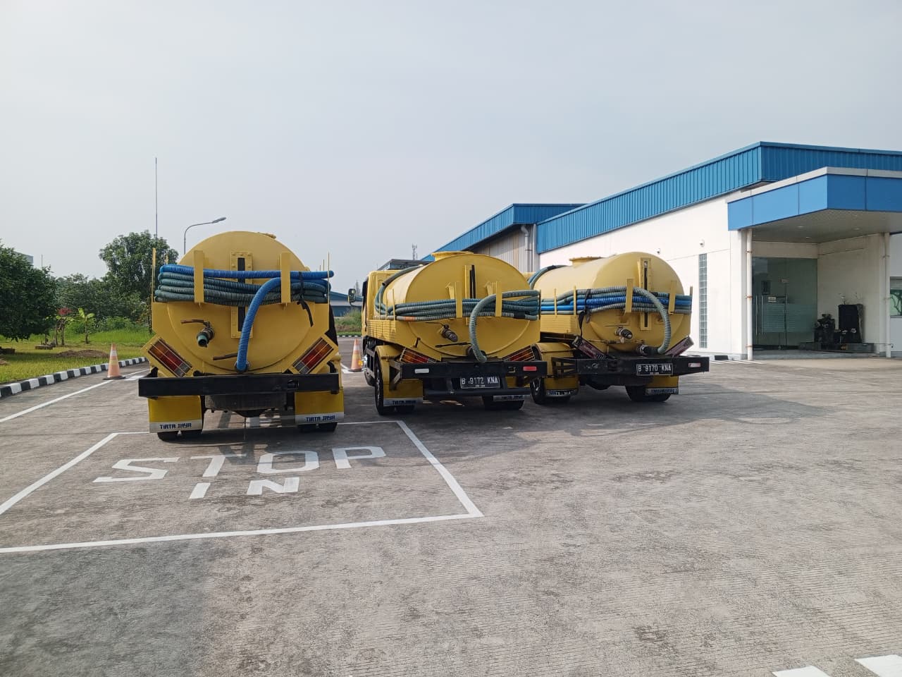 Peralatan modern sedot WC dan saluran mampet